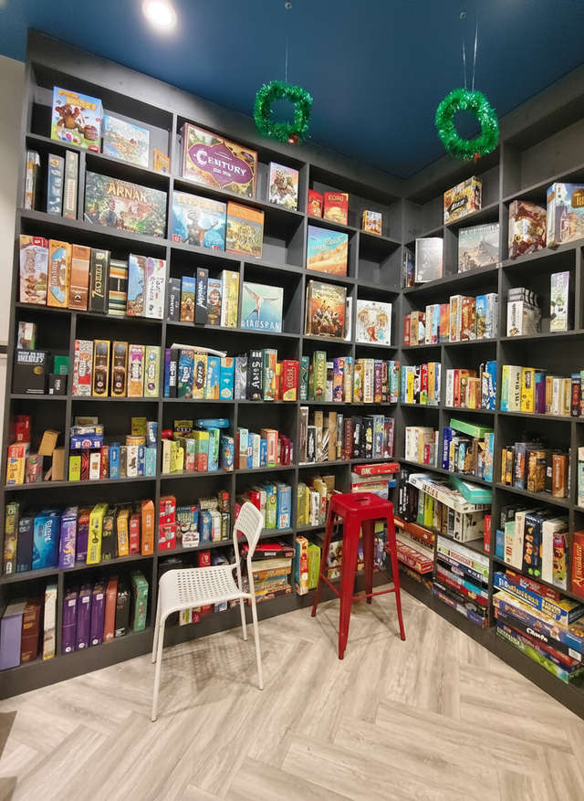 Play board games and challenge your crew at Dices & drama