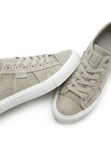 Sneaker in hellgrau