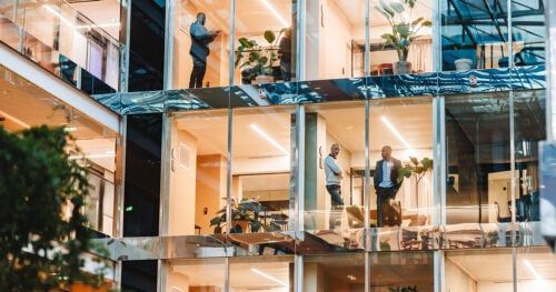 Facility Management in Aktion: Modernes Bürogebäude, energieeffzient gebautes Smart Building