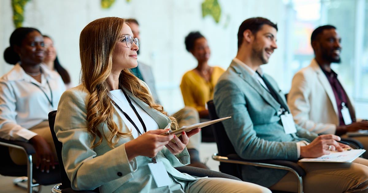 Gruppe von HR Verantwortlichen, die sich regelmäßig über die neuesten HR Trends informieren