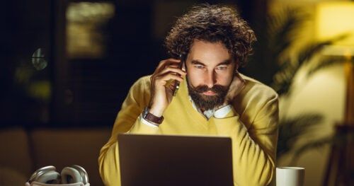 HR Verantwortlicher, der sich regelmäßig über die neuesten HR Trends informiert