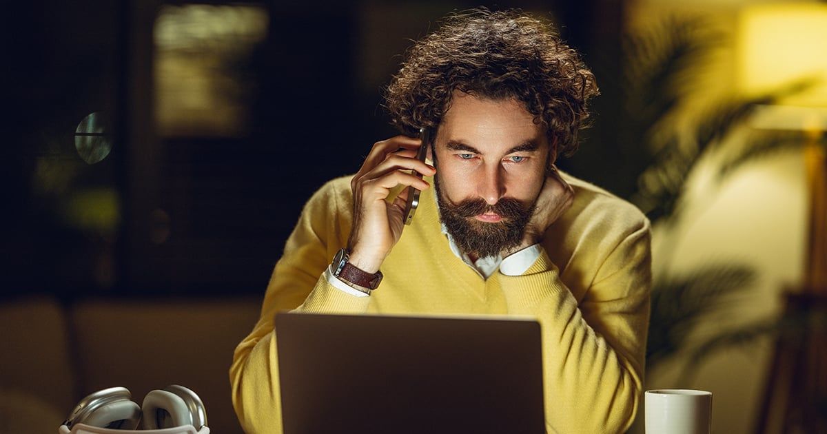 HR Verantwortlicher, der sich regelmäßig über die neuesten HR Trends informiert